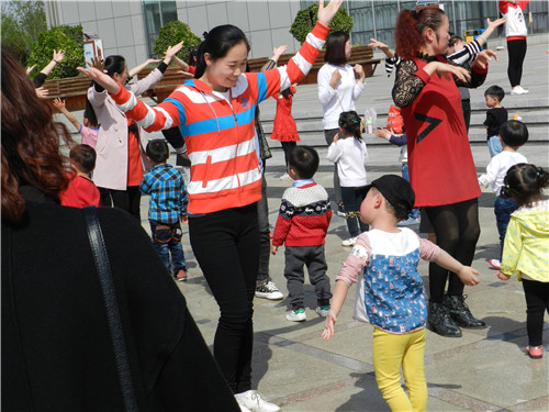 爱育幼童馆陶校区在博物馆广场成功举办亲子踏青彩绘户外活动,共计80